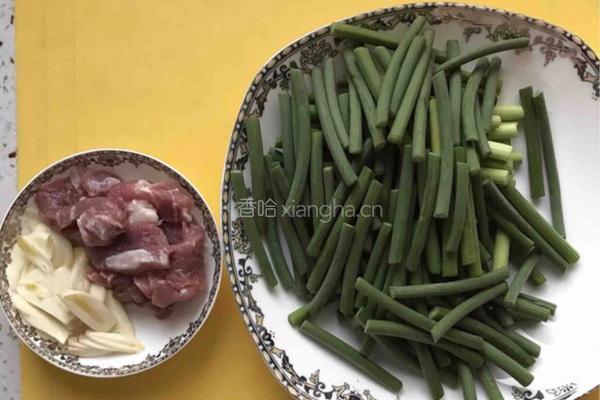 蒜台炒肉的做法图解1
