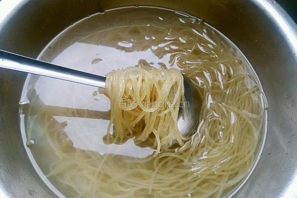 白菜炒粉丝的做法图解2