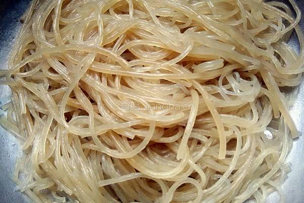 白菜炒粉丝的做法图解3
