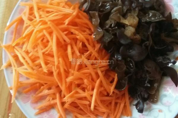 炒海鲜菇胡萝卜绿豆芽的做法图解2