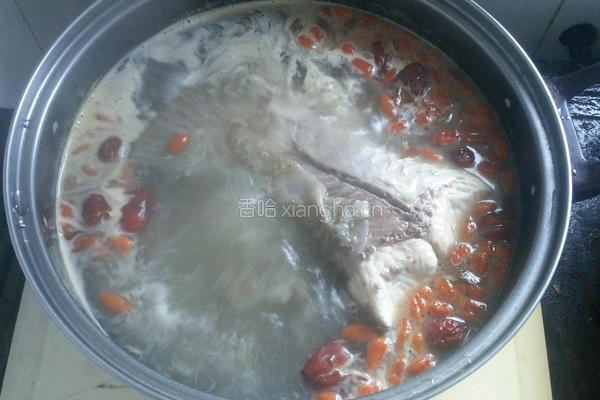 红枣枸杞鱼尾汤的做法图解7