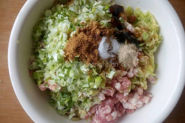 西葫芦猪肉大葱饺子馅的做法图解8