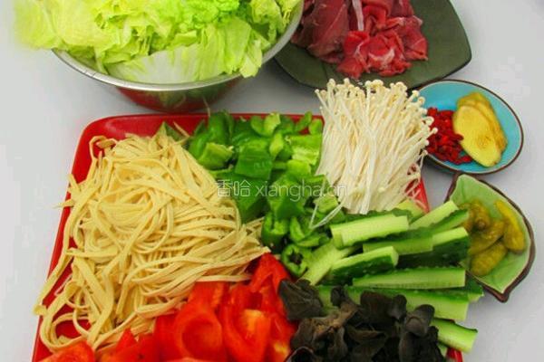 酸爽牛肉锅的做法图解1
