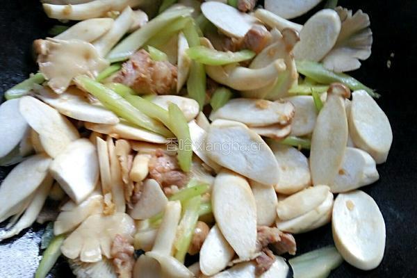 芹菜炒杂菇的做法图解4