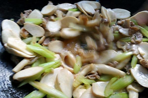 芹菜炒杂菇的做法图解6
