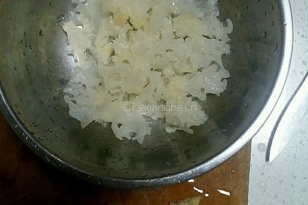 银耳羹 的做法图解2