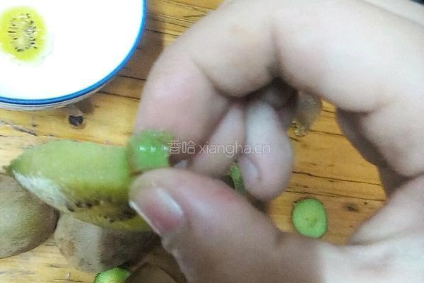 猕猴桃拼盘的做法图解4