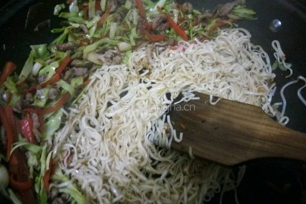胡萝卜肉丝炒面的做法图解2