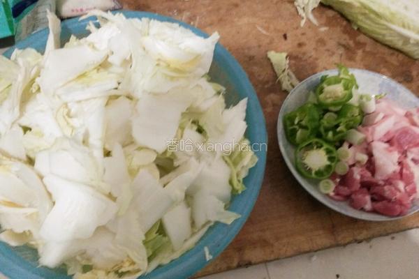 白菜炖肉的做法图解1