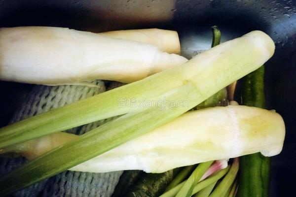 肉丝炒茭白的做法图解1
