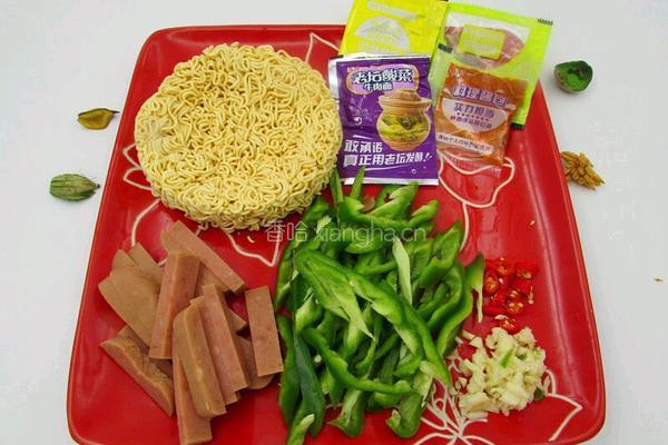 老坛酸菜火腿炒面的做法图解1