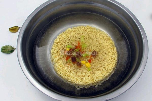 老坛酸菜火腿炒面的做法图解2
