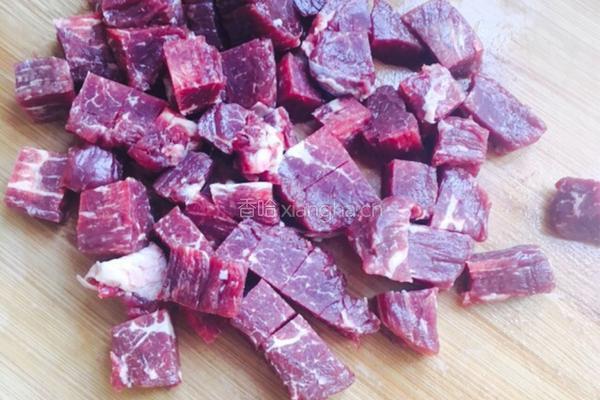 牛肉萝卜煲的做法图解1