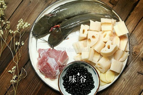 （补血滋阴）莲藕黑豆煲鲶鱼汤的做法图解1