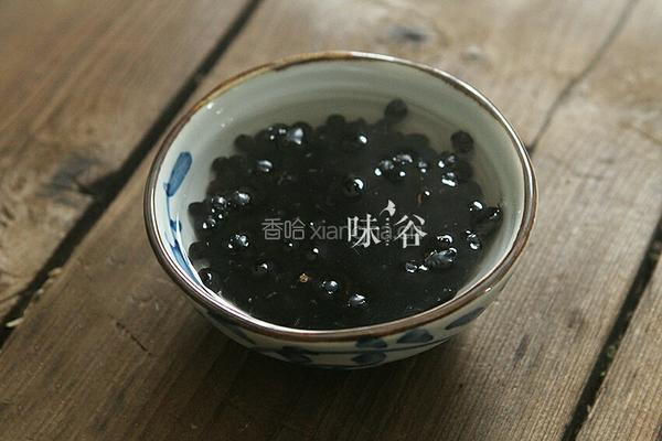 （补血滋阴）莲藕黑豆煲鲶鱼汤的做法图解2