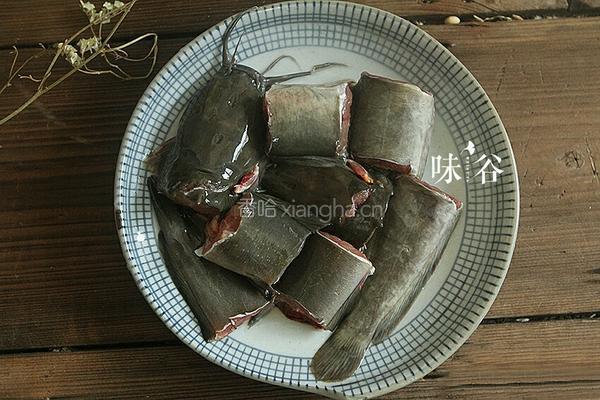 （补血滋阴）莲藕黑豆煲鲶鱼汤的做法图解3