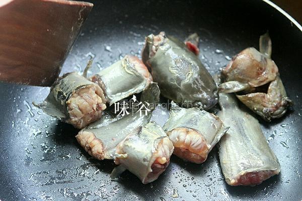 （补血滋阴）莲藕黑豆煲鲶鱼汤的做法图解4