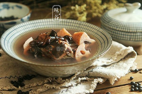 （补血滋阴）莲藕黑豆煲鲶鱼汤的做法图解7
