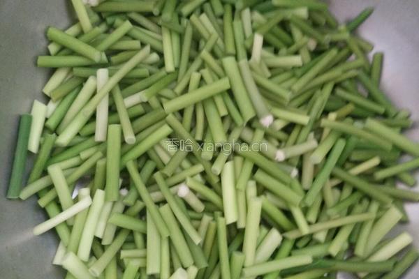 蒜薹炒腊肉的做法图解2