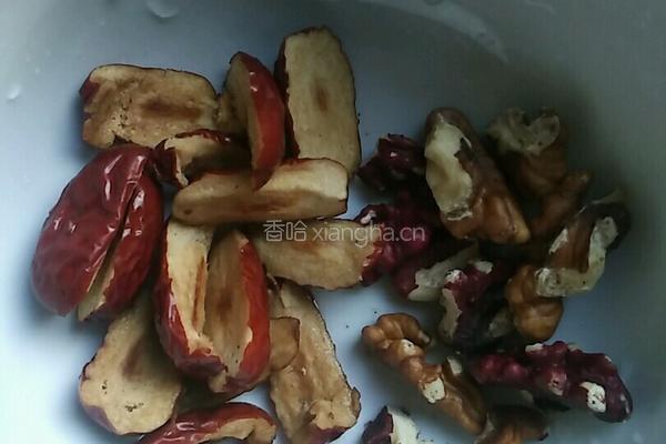 核桃红枣豆浆的做法图解2