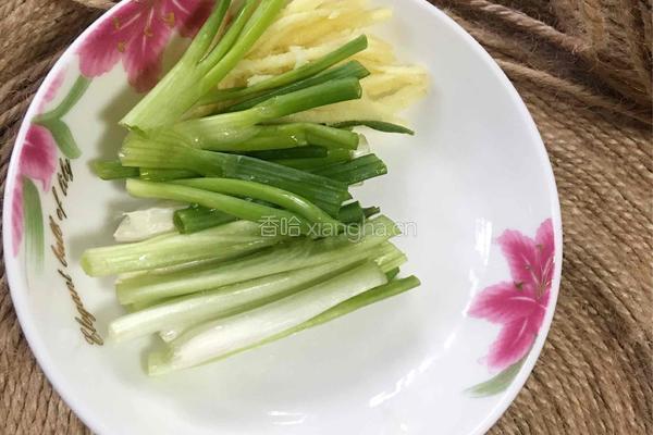 【清蒸鲈鱼】的做法图解2