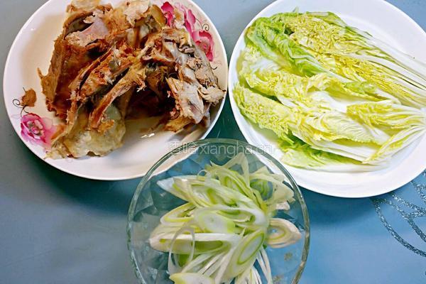娃娃菜鸭架汤的做法图解1
