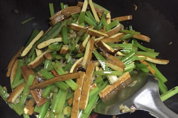芹菜炒香干的做法图解7