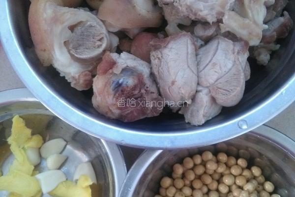 黄豆焖猪脚的做法图解1