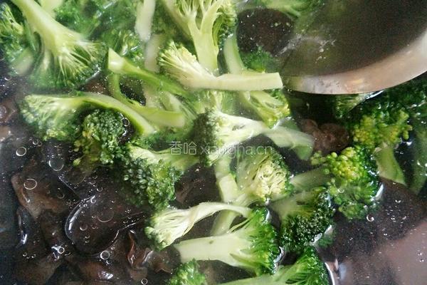 西兰花木耳炒肉的做法图解6