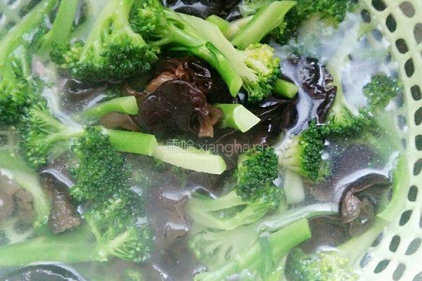 西兰花木耳炒肉的做法图解7