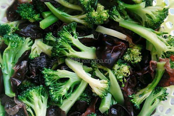 西兰花木耳炒肉的做法图解8