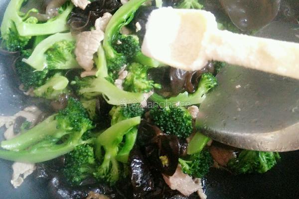 西兰花木耳炒肉的做法图解11