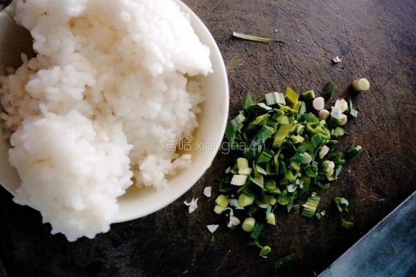 蒜苗蛋炒饭的做法图解1