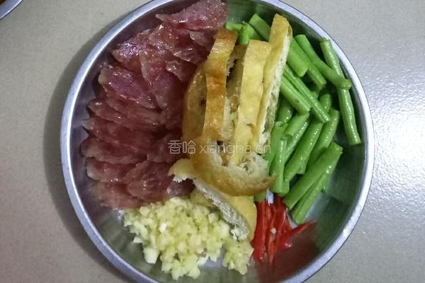 腊肠炒豆角的做法图解1