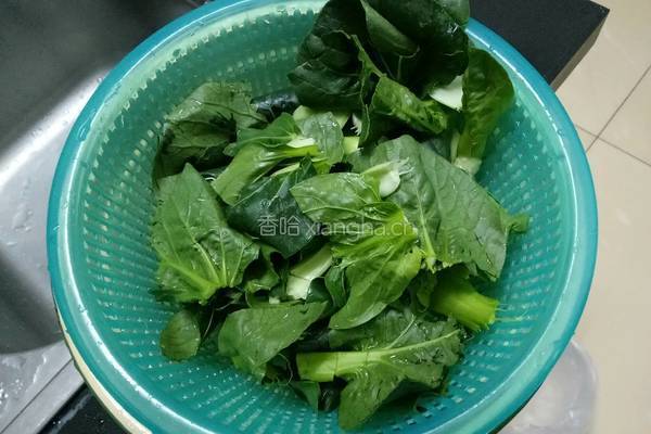 青菜炒蘑菇的做法图解1