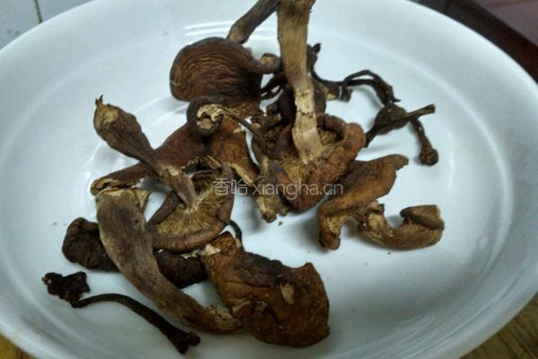 土豆蘑菇炖鸡的做法图解2