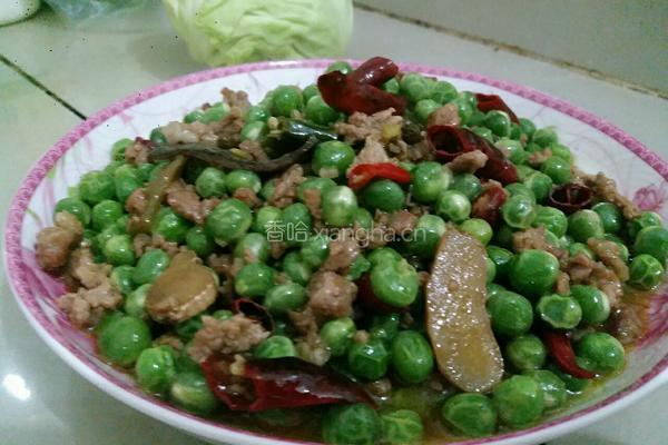 肉末青豆的做法图解1