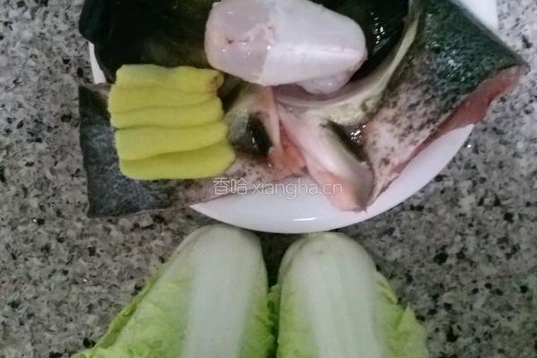 鱼头白菜汤的做法图解1