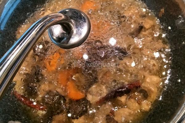 松蘑炖鸡腿的做法图解3