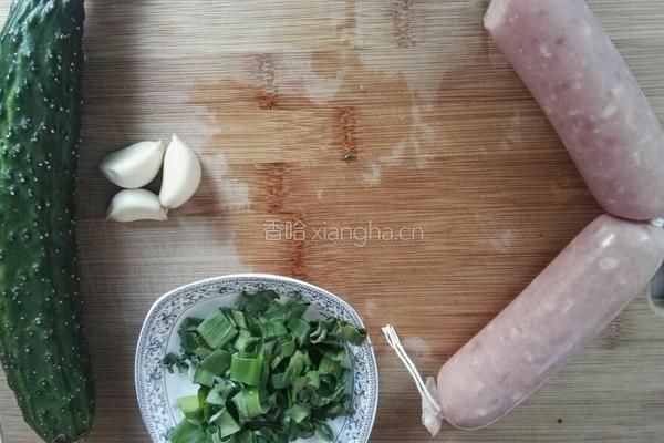 蒸火腿肠和瓜片的做法图解1