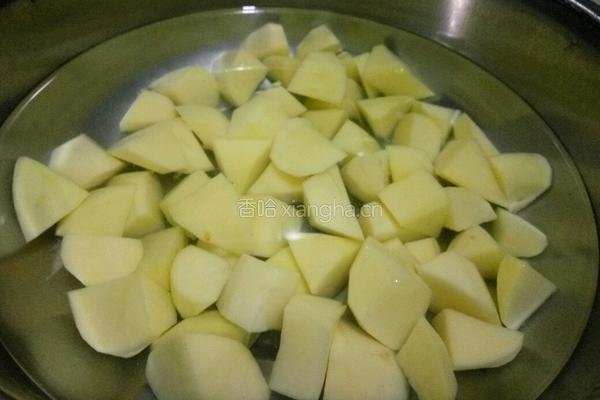 土豆烧牛腩的做法图解2