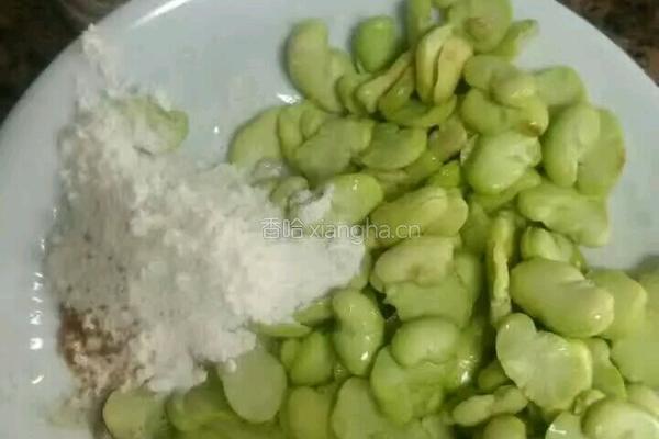 油炸蚕豆的做法图解1