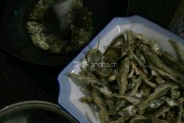 香辣小鱼干的做法图解3