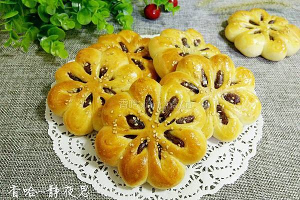 花朵豆沙馅面包的做法图解1