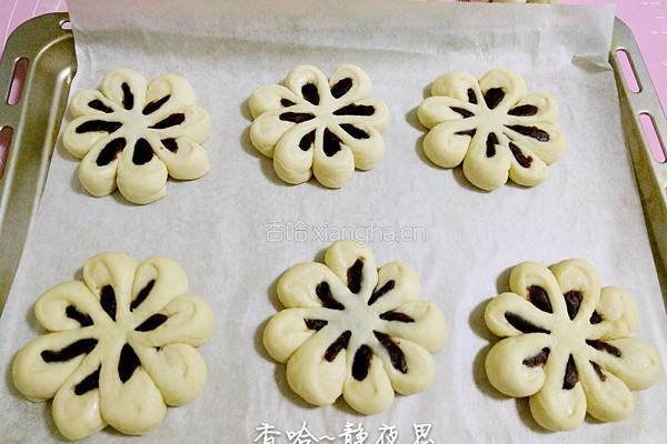 花朵豆沙馅面包的做法图解17