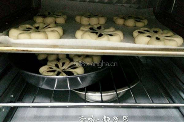 花朵豆沙馅面包的做法图解18