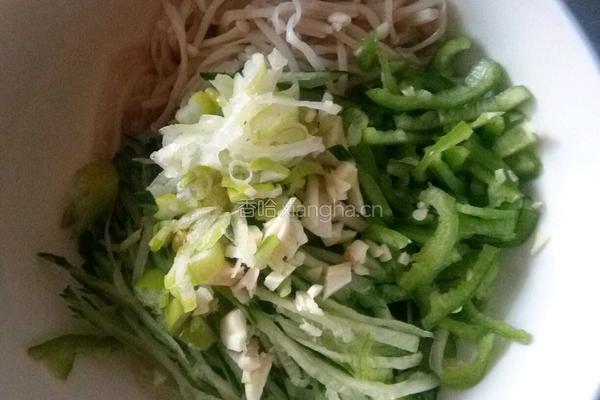 凉拌黄瓜金针菇的做法图解4