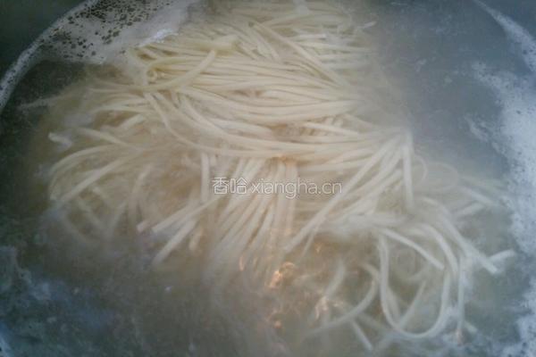 培根鸡蛋炒面的做法图解2