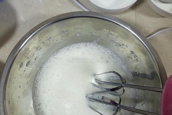 葡萄干奶油蛋糕卷的做法图解4