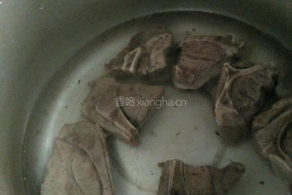 酸菜炖骨头的做法图解4